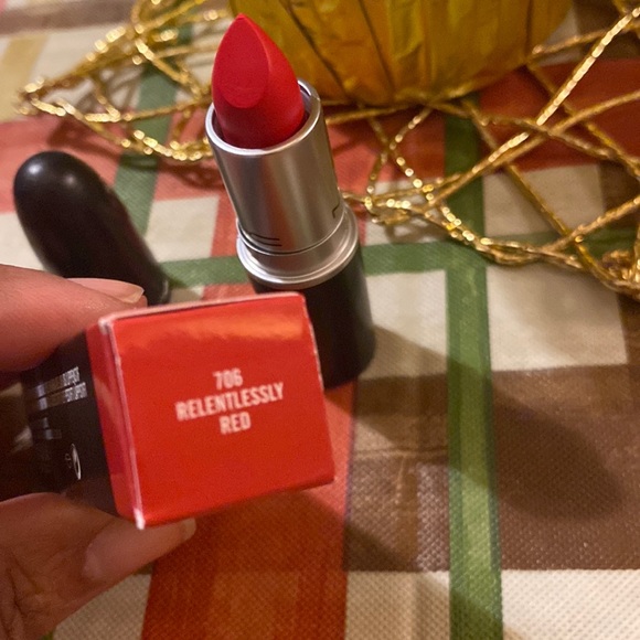 NWT MAC Retro Matte Lipstick Relentlessly Red 706 - Picture 3 of 3